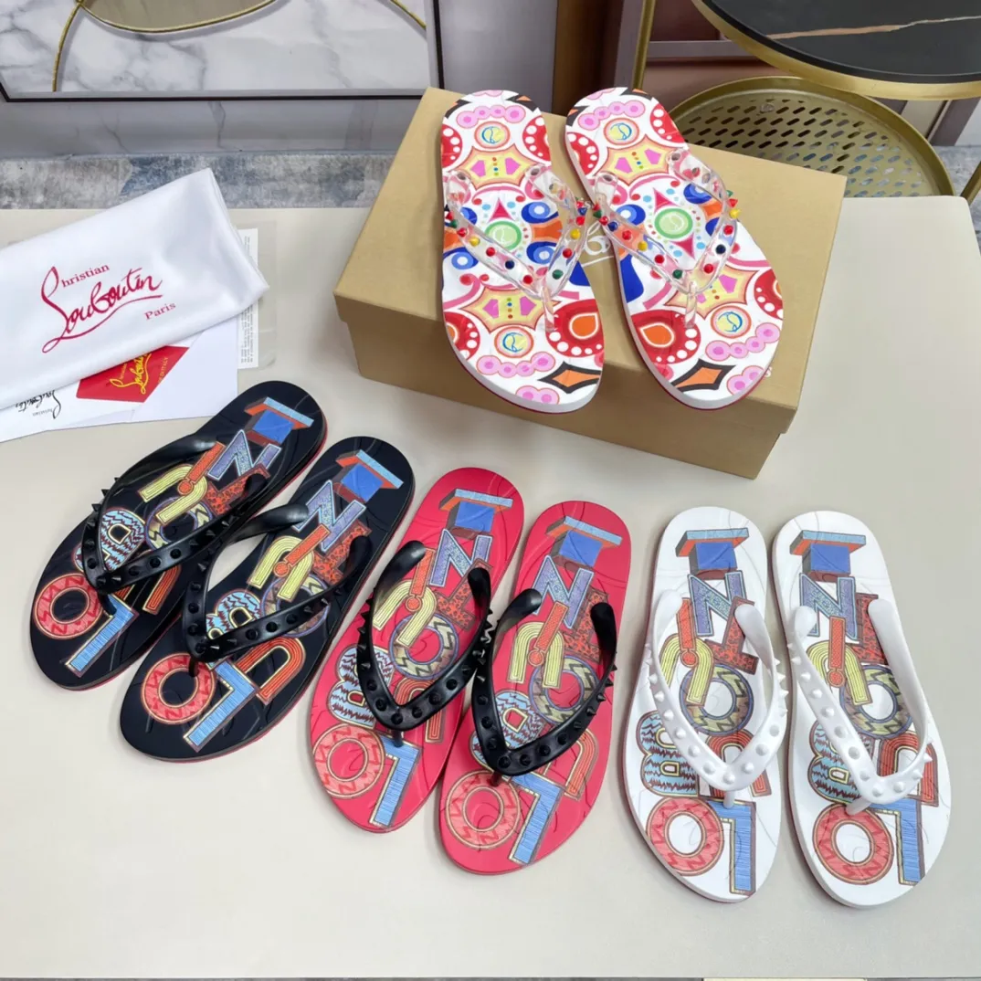 [CL red sole shoes] P: 280💰 size 38-45 Men’s classic slippers, made on the official website 1:1, the original factory specializes in original materials ➖ OEM 3D printing pattern production ➖ Original ultra-light anti-slip outsole. Super fashionable and super comfortable, handsome on the feet, a must-have for men in summer! !